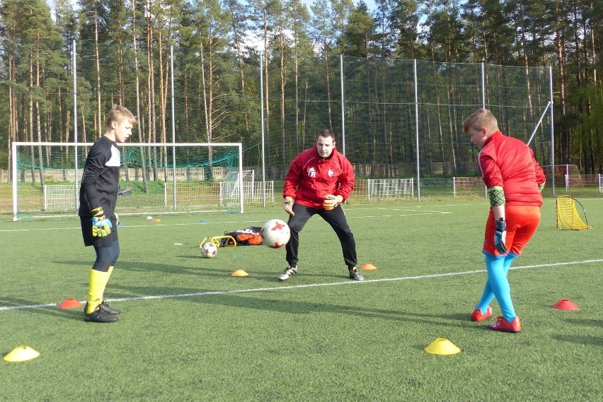 Trener Patryk Cydzik podczas treningu bramkarskiego z zawodnikami drużyny D2 Natanem Łukaszukiem i Filipem Krefftem.