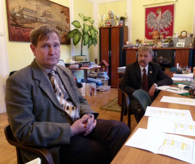 Burmistrz Krzysztof Kaliński (z prawej) i naczelnik wydziału inwestycji Grzegorz Pełka podają wyniki inwestycyjnego plebiscytu