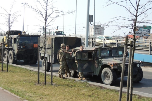 Na miejscu jest policja. Całkowicie zablokowany został prawy pas ruchu w kierunku Rubinkowa, co w godzinach szczytu mocno utrudnia komunikację. Jak udało się nam ustalić, awarii uległa platforma przewożąca ogromne działo. Chodzi konkretnie o jedno z kół, w którym pękł element konstrukcyjny.

Kolumna amerykańskich samochodów wojskowych (ok. 15 aut) przejechała przez Wisłę mostem im. gen. Elżbiety Zawackiej i skręcała na wschód, w kierunku Rubinkowa. I właśnie tam doszło do awarii. Żołnierze przy pomocy policjantów i specjalistycznego sprzętu próbowali usunąć z drogi uszkodzoną platformę. Służby miejskie informują, że ruch w okolicach placu Daszyńskiego został przywrócony. 

Zobacz także: Weekend w Toruniu. Początek kwietnia w Bajka Disco Club w Toruniu [ZDJĘCIA]

Wielki korek na Szosie Lubickiej w Toruniu. Wojsko amerykańskie zablokowało ruch [ZDJĘCIA]