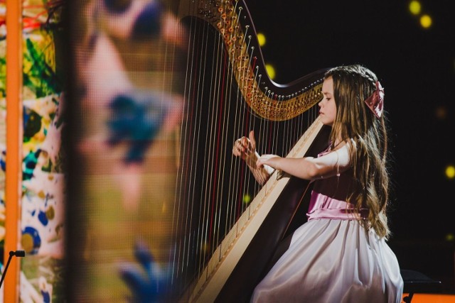 W tej edycji konkursu Polskę reprezentuje dwóch młodych i bardzo utalentowanych muzyków: grająca na harfie 9-letnia Zarina Zaradna z wielkopolskiego Przeźmierowa (na zdjęciu), jak również 14-letni akordeonista Dawid Siwiecki, mieszkający w miejscowości Krzywe na Podkarpaciu.