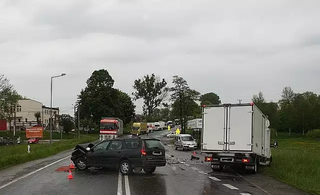 Wypadek w Głuchowie. Dwie osoby trafiły do szpitala