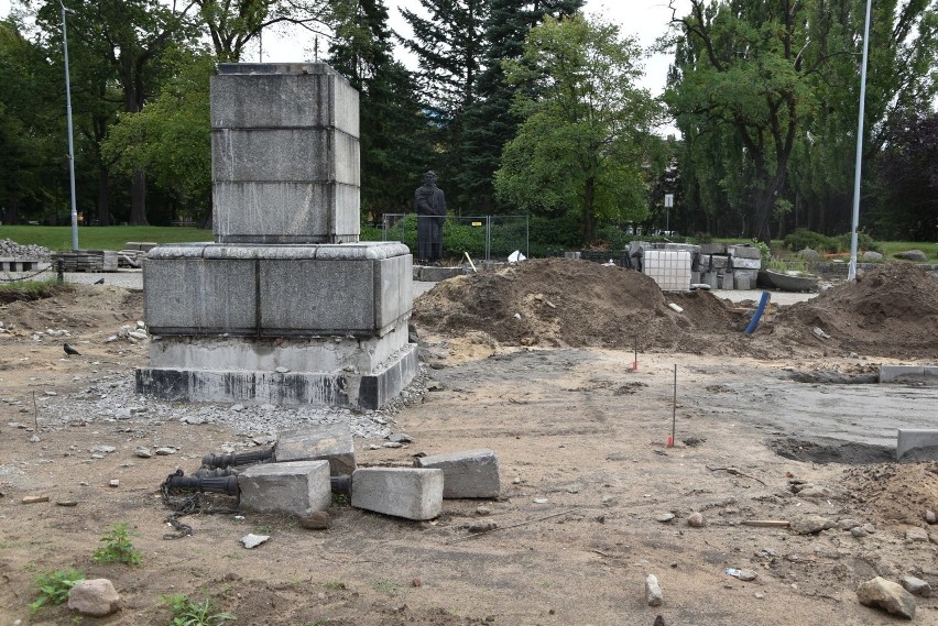 Powrót pomnika Adama Mickiewicza miał symbolicznie zakończyć...