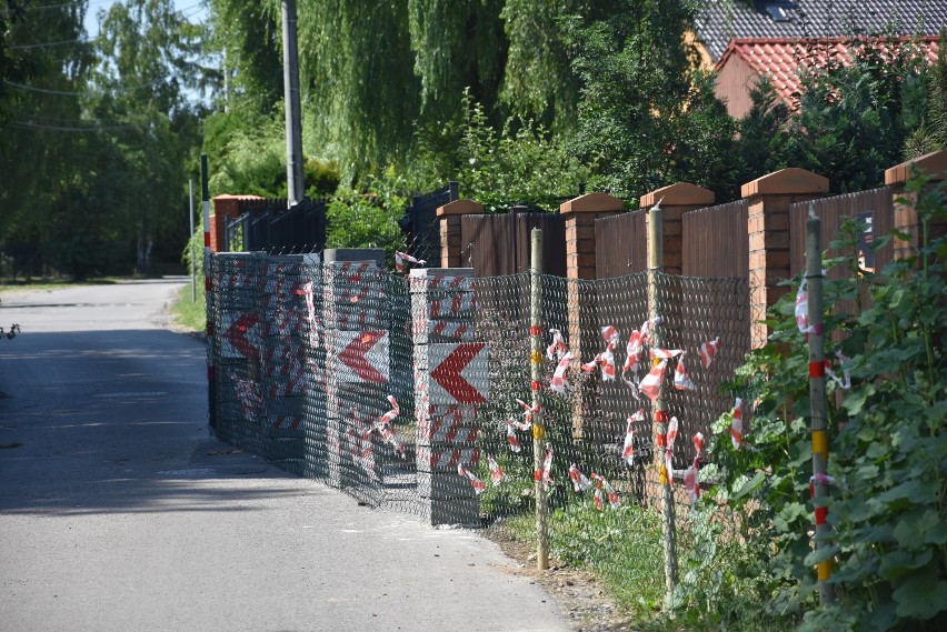 Płot na środku ulicy Św. Józefa w Rybniku Orzepowicach. Właściciel wybudował przeszkodę bo wygrał sprawę w sądzie