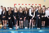 Uczniowie IV Liceum Ogólnokształcącego w Kielcach rozpoczęli nowy rok szkolny. Była radość i uśmiechy na twarzach