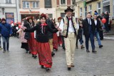 Zielona Góra. Deptak po brzegi wypełniony maturzystami. Zatańczyli poloneza na studniówce pod chmurką. Poszukaj się na zdjęciach! [ZDJĘCIA]