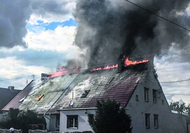 W Sękowie płonął dom wielorodzinny, zagrożony był dorobek życia mieszkańców.