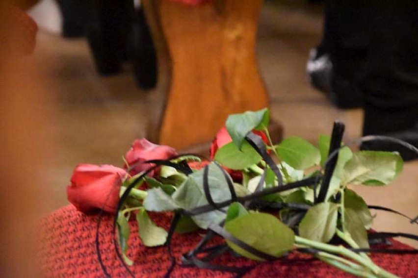 Ostrów Wielkopolski pożegnał Jacka Malika oklaskami i czerwonymi różami