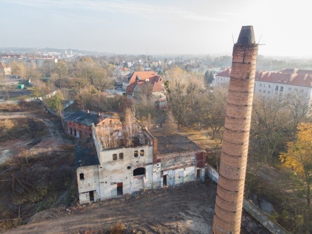 Po grudziądzkim browarze został tylko charakterystyczny komin, dwa niewielkie budynki i dziury w ziemi. Z komina spadł 19-latek z powiatu świeckiego. Zginął na miejscu.