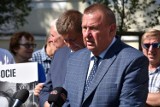 Konferencja prasowa posła Krzysztofa Czarneckiego miała miejsce w piątek, 25 sierpnia, przed Starostwem Powiatowym w Wągrowcu