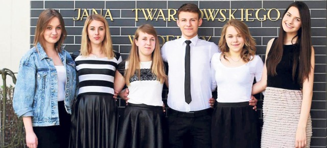 Joanna Stanek, Alicja Suknarowska, Sylwia Bartkowicz, Natalia Baran,  Natalia Podgórska i Konrad Lamparty to uczniowie II LO im. ks. Jana Twardowskiego w Dębicy