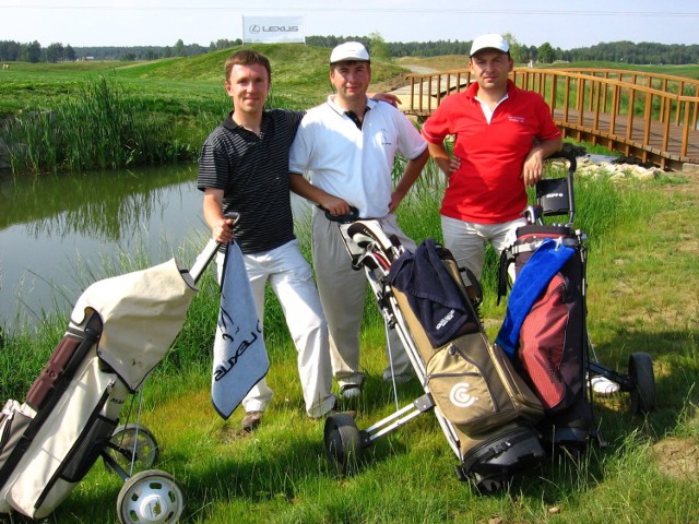 Golfiści na polu golfowym