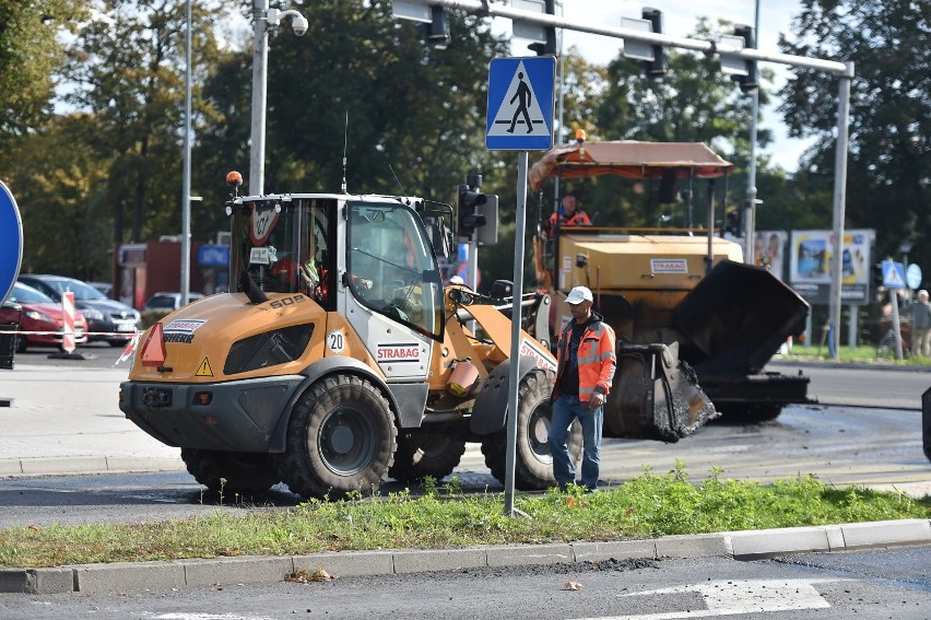 Grunwaldzka wciąż bez przejazdu. Nadal kładą asfalt. Korki na Korcza [ZDJĘCIA]