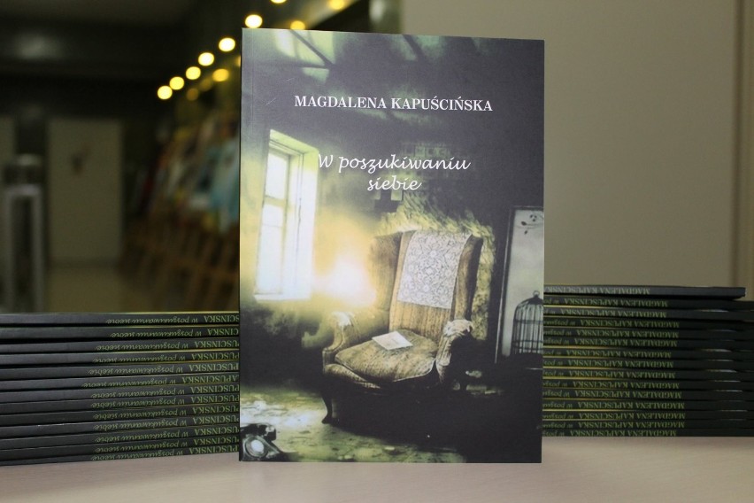 W miejskiej książnicy promowano najnowszy tomik poezji Magdaleny Kapuścińskiej[ZDJĘCIA]