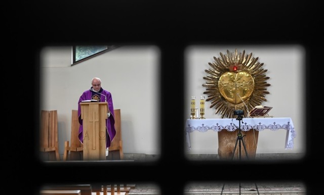 Kościół pw. św. Stanisława Kostki w Gdańsku Oliwie. Uczestnikiem mszy był Lech Wałęsa. 29.03.2020 r.