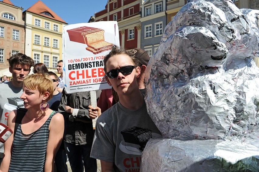 Protest anarchistów przed Ratuszem w Poznaniu: Chleba zamiast igrzysk! [ZDJĘCIA]