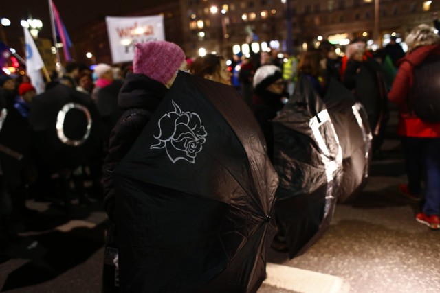 W centrum Warszawy trwają obchody Międzynarodowego Strajku Kobiet. W tym roku manifestacja przebiega pod hasłem "Jesteśmy wszędzie". Protestujący zebrali się na placu Konstytucji, by przejść w okolice ronda Dmowskiego. Domagają się równego traktowania kobiet i zliberalizowania prawa dotyczącego praw reprodukcyjnych.