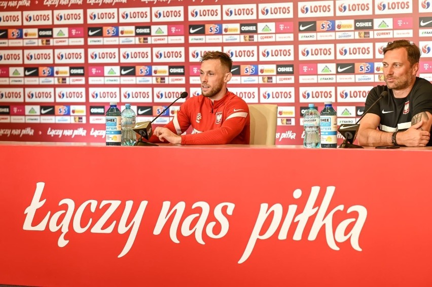 Maciej Rybus na konferencji prasowej na stadionie w Gdańsku