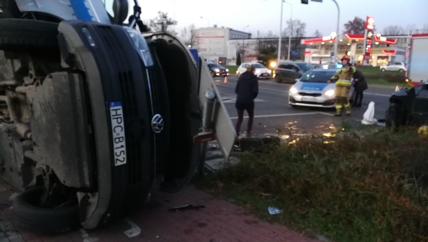 Groźny wypadek na ulicy Okrzei we Włocławku. Dachował radiowóz [zdjęcia]