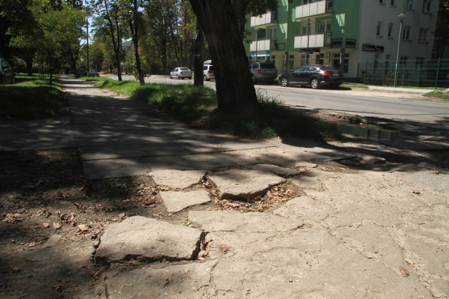 W Kielcach trwają prace przy wymianie zniszczonych chodnik&oacute;w. Miejski Zarząd Dr&oacute;g ma na modernizacje trotuar&oacute;w ma w tym roku 3 miliony złotych. Zobacz, gdzie połamane płyty zastąpi nowa betonowa kostka.

&gt;&gt;&gt; ZOBACZ WIĘCEJ NA KOLEJNYCH ZDJĘCIACH &lt;&lt;&lt;

&lt;a href=&quot;  http://www.echodnia.eu/swietokrzyskie/turystyka/g/jedziesz-nad-wode-tego-musisz-sprobowac-top-12-sportow-wodnych-nie-tylko-dla-odwaznych,13275049,29732243/ &quot;&gt;&lt;h2&gt;&lt;b&gt; Tego musisz spr&oacute;bować. TOP 12 sport&oacute;w wodnych   &lt;/b&gt;&lt;/h2&gt;&lt;img src=&quot;  https://d-pt.ppstatic.pl/k/r/1/21/55/5b2a3fc31a94c_p.jpg?1530532214   &quot; width=&quot;100%&quot;&gt;&lt;/a&gt;

ZOBACZ TAKŻE: FLESZ: Startuje Tour de Pologne. Będą utrudnienia w wielu miastach 
&lt;script class=&quot;XlinkEmbedScript&quot; data-width=&quot;640&quot; data-height=&quot;360&quot; data-url=&quot;//get.x-link.pl/ae51f218-cdc2-0fd5-8358-dcf2b5a98671,da9f3baa-3576-ee62-c944-3c228e5d3c0e,embed.html&quot; type=&quot;application/javascript&quot; src=&quot;//prodxnews1blob.blob.core.windows.net/cdn/js/xlink-i.js?v1&quot;&gt;&lt;/script&gt;
Źr&oacute;dło:vivi24