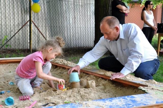 Z nowego placu zabawcCieszyli się rodzice, ale przede wszystkim dzieci i… burmistrz, który miło spędził czas w piaskownicy na stawianiu babek.