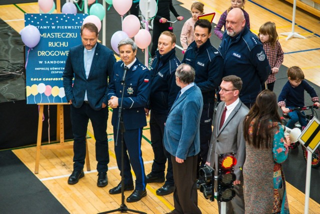 Artur Żmijewski, Piotr Polk, Bartłomiej Firlet, Rafał Cieszyński i Michał Piela w Miasteczku Ruchu Drogowego w Sandomierzu. Więcej z planu filmowego na kolejnych slajdach.