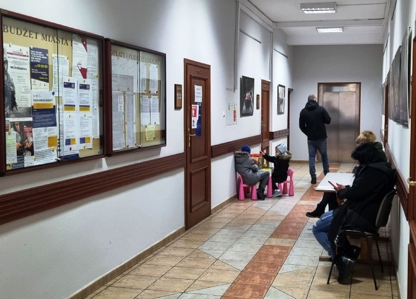 Pleszew. Uchodźcy z Pleszewa otrzymują numer PESEL. Kolejek nie ma! Ukraińcy mogą liczyć na pomoc Oksany 