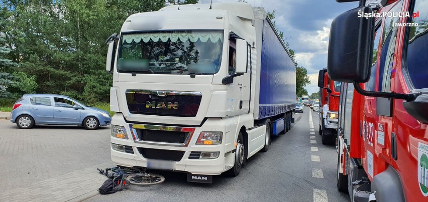 Tragiczny wypadek w Jaworznie. Nie żyje 54-letni rowerzysta potrącony przez ciężarówkę