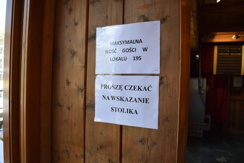 Zakopane. Na Krupówkach otwierają się ogródki kawiarniane i restauracje 