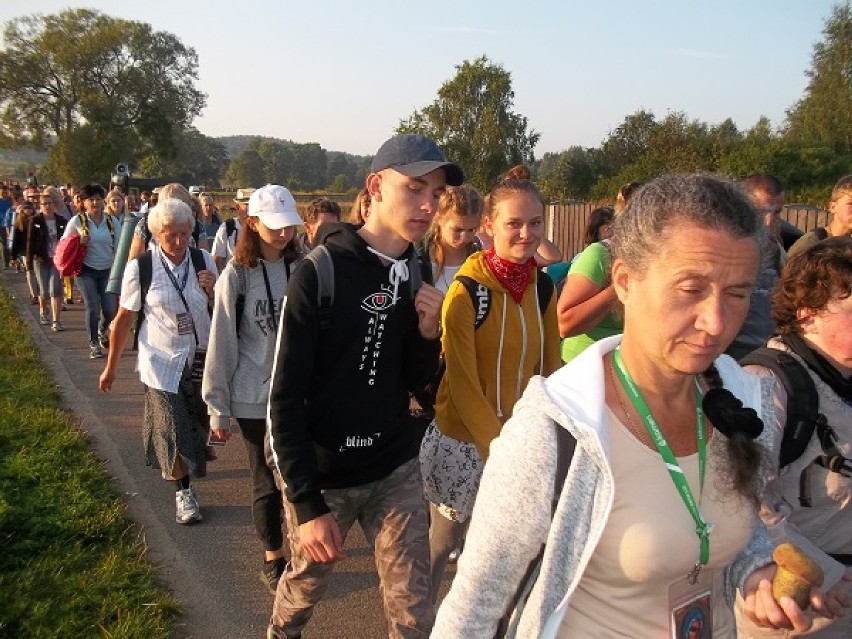 Częstochowa już tuż-tuż! Pątnicy modlili się wśród skał Jury [ZDJĘCIA]