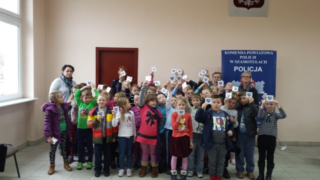 Uczniowie z Gaju Małego odwiedzili Komendę Powiatową Policji w Szamotułach