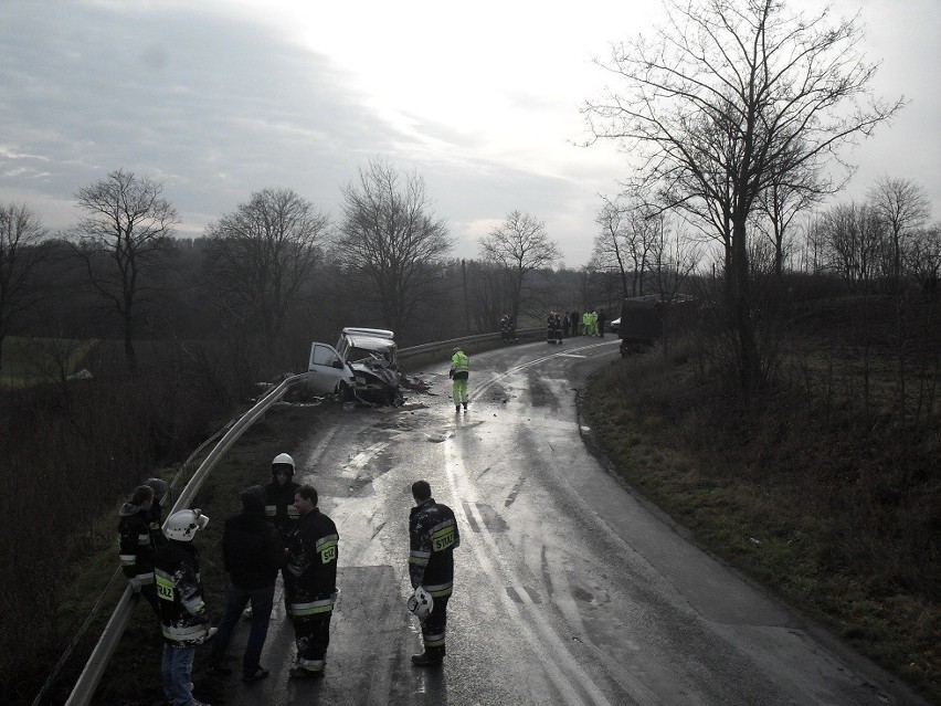 Wypadek w Hornikach Dolnych: Przód mercedesa całkowicie zmiażdżony. Kierowca w szpitalu