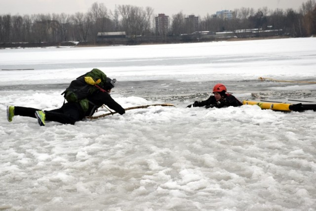 Ćwiczenia ratownictwa lodowego na stawie Morawa