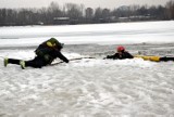 Ćwiczenia ratownictwa lodowego na stawie Morawa w Szopienicach ZDJĘCIA