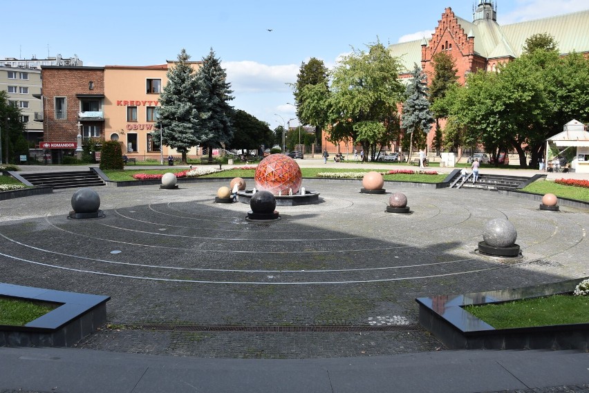 Plac ks. Jerzego Popiełuszki przy ul. Krakowskiej - fontanna Układ Słoneczny.