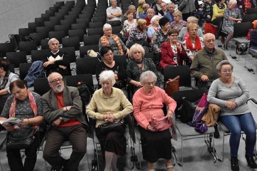 Seniorzy uczą się jak być bezpiecznym w domu i swoim...