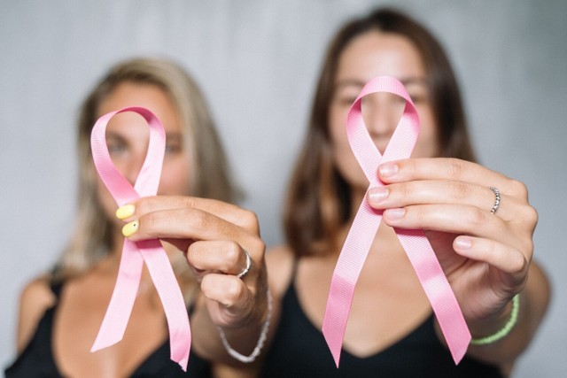 Rak piersi, jajnika, sromu, trzonu oraz szyjki macicy to nowotwory kobiece, które bywają podstępne trudne do zdiagnozowania w pierwszej fazie choroby. Ich objawy poznasz na kolejnych slajdach.