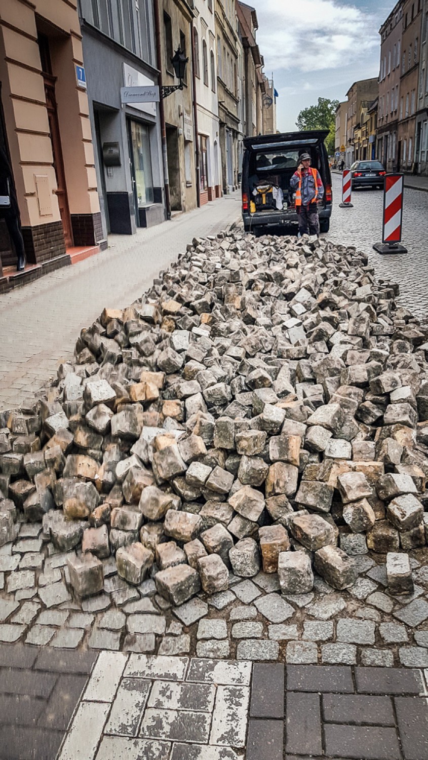 Leszno. Niepodległości w remoncie. Nie przejedziemy jednym pasem brukowanego odcinka drogi w centrum [ZDJĘCIA]