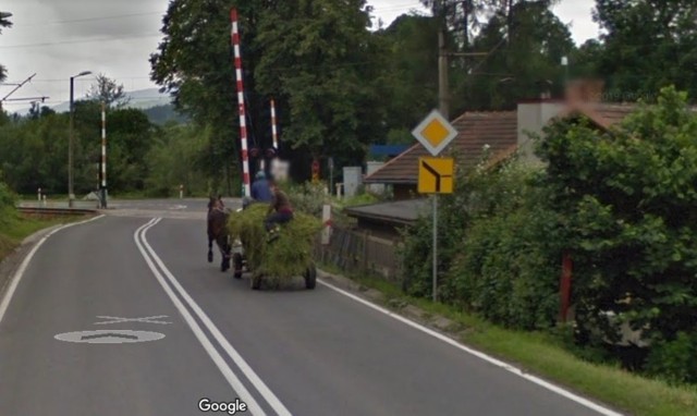 Kamery Google Street Viev uwieczniły w powiecie gorlickim miejsca i ludzi w zaskakujących sytuacjach