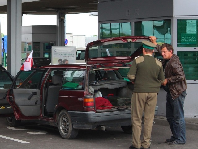 EURO 2012: Przyśpieszona kontrola pojazdów na przejściu granicznym Dorohusj-Jagodzin.