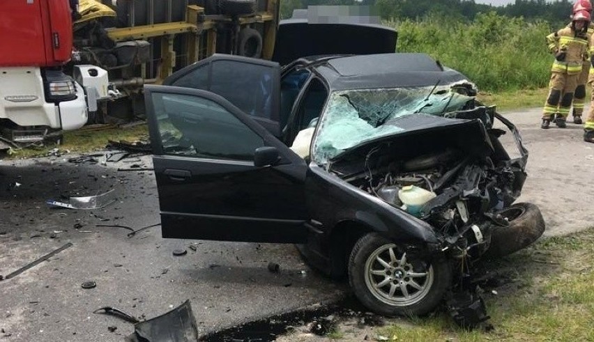 Śmiertelny wypadek w miejscowości Siedliszcze. Zginął 19-letni kierowca BMW. Trzy inne młode osoby zostały ranne                 