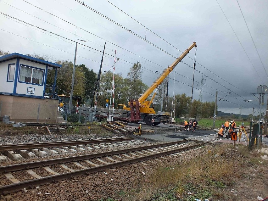 Na przejeździe kolejowym w Starachowicach Zachodnich trwają...