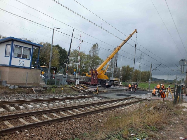 Na przejeździe kolejowym w Starachowicach Zachodnich trwają prace remontowe, mimo deszczu