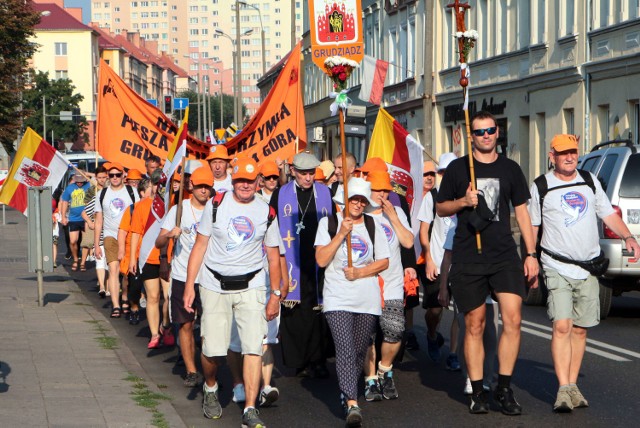 Spod Bazyliki po raz 30. wyruszyła piesza pielgrzymka na Jasną Górę. Po uroczystej mszy świętej w Bazylice odprawionej w intencji pielgrzymów przez biskupa Józefa Szamockiego wierni w asyście kapłanów z Grudziądza wyruszyli w drogę. Przed nimi ponad 350 km do Częstochowy. 

Jak zabezpieczyć się przed udarem słonecznym, jak reagować na udar cieplny?


