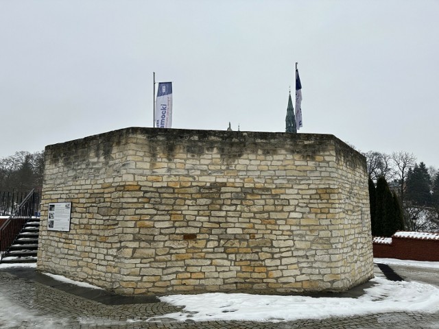 Baszta oktagonalna stojąca na dziedzińcu, w sąsiedztwie Zamku Królewskiego w Sandomierzy
