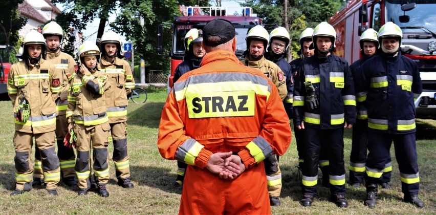 Strażaków podzielono na dwa zespoły.
