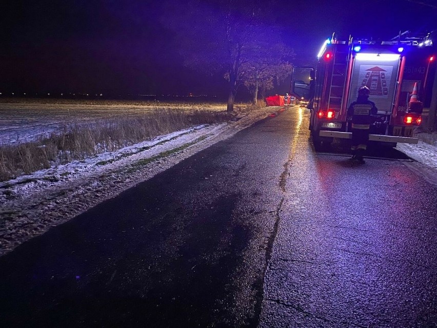 Śmiertelny wypadek w powiecie wieruszowskim. 40-latek rozbił się quadem o drzewo na drodze Łubnice-Dzietrzkowice 