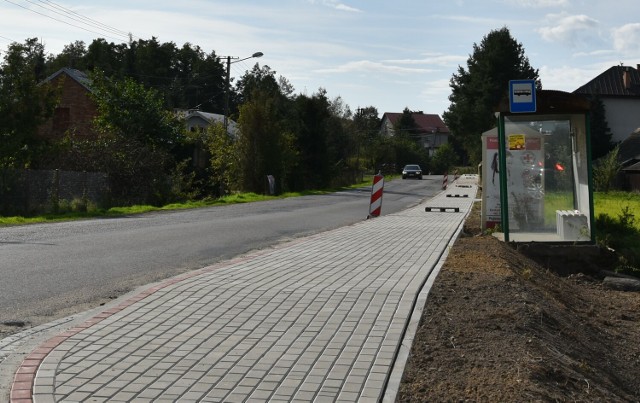 Droga z Szynwałdu na Pilzno została poszerzona, a wzdłuż niej powstał bezpieczny chodnik dla pieszych