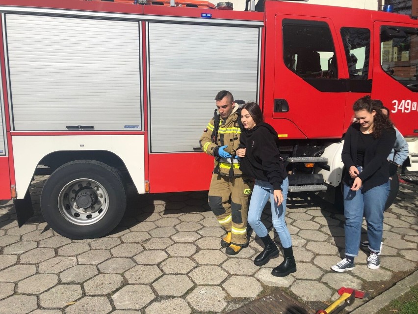 Sucha Dolina. Ewakuowali dwie osoby z dachu hotelu. Sądeccy strażacy ćwiczyli wspólnie z innymi służbami ratunkowymi