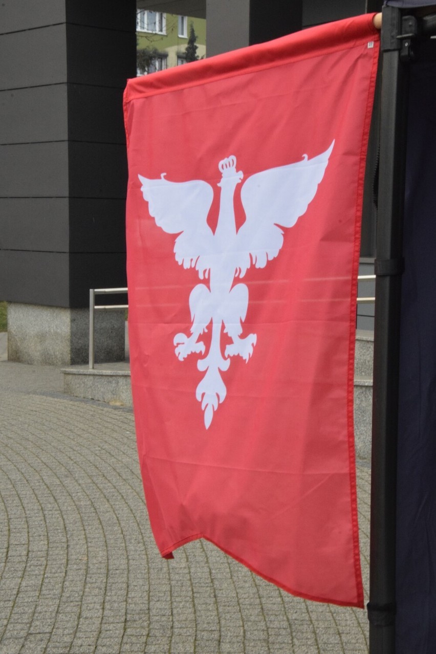 "Flaga na Maszt!" na Jezioranach. Muzeum Śremskie rozdało mieszkańcom flagi Powstania Wielkopolskiego [zdjęcia]