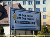 Plakaty antyszczepionkowców w Augustowie. Liczba zakażonych mieszkańców powiatu augustowskiego wzrasta